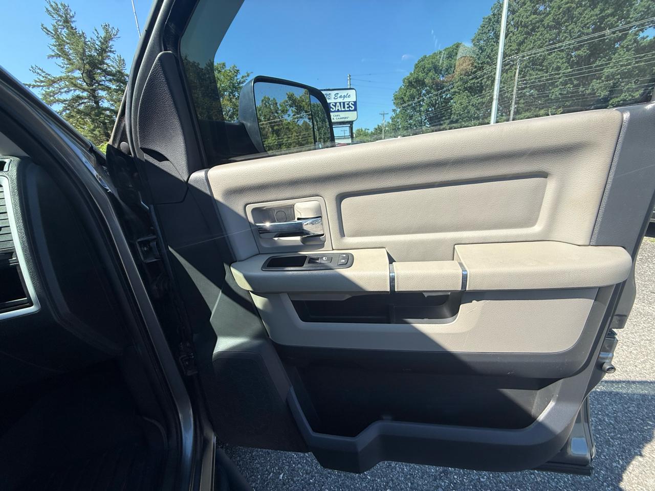 RAM 1500 4WD Crew Cab 140.5" Big Horn 2011
