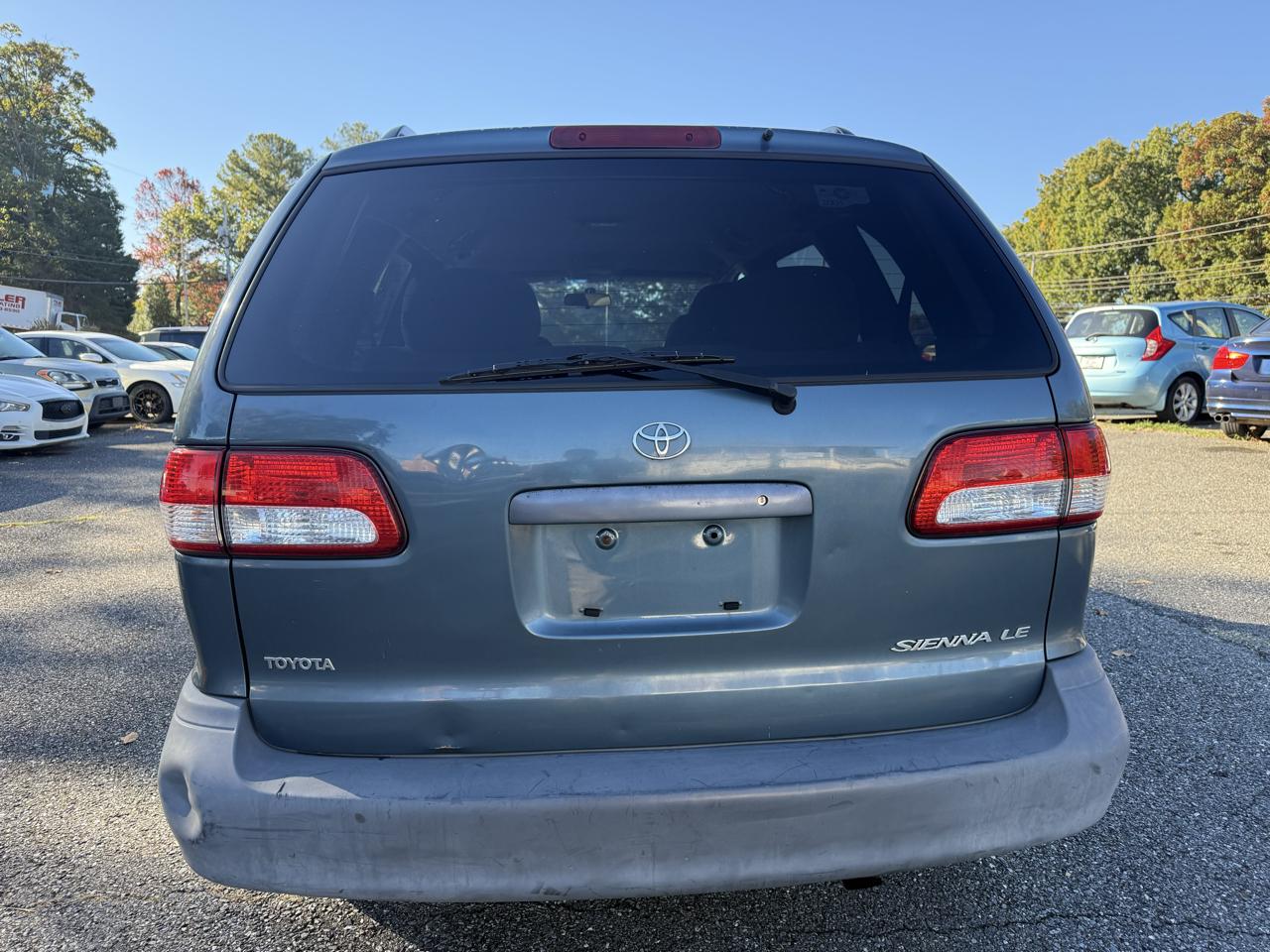 Toyota Sienna LE 2003