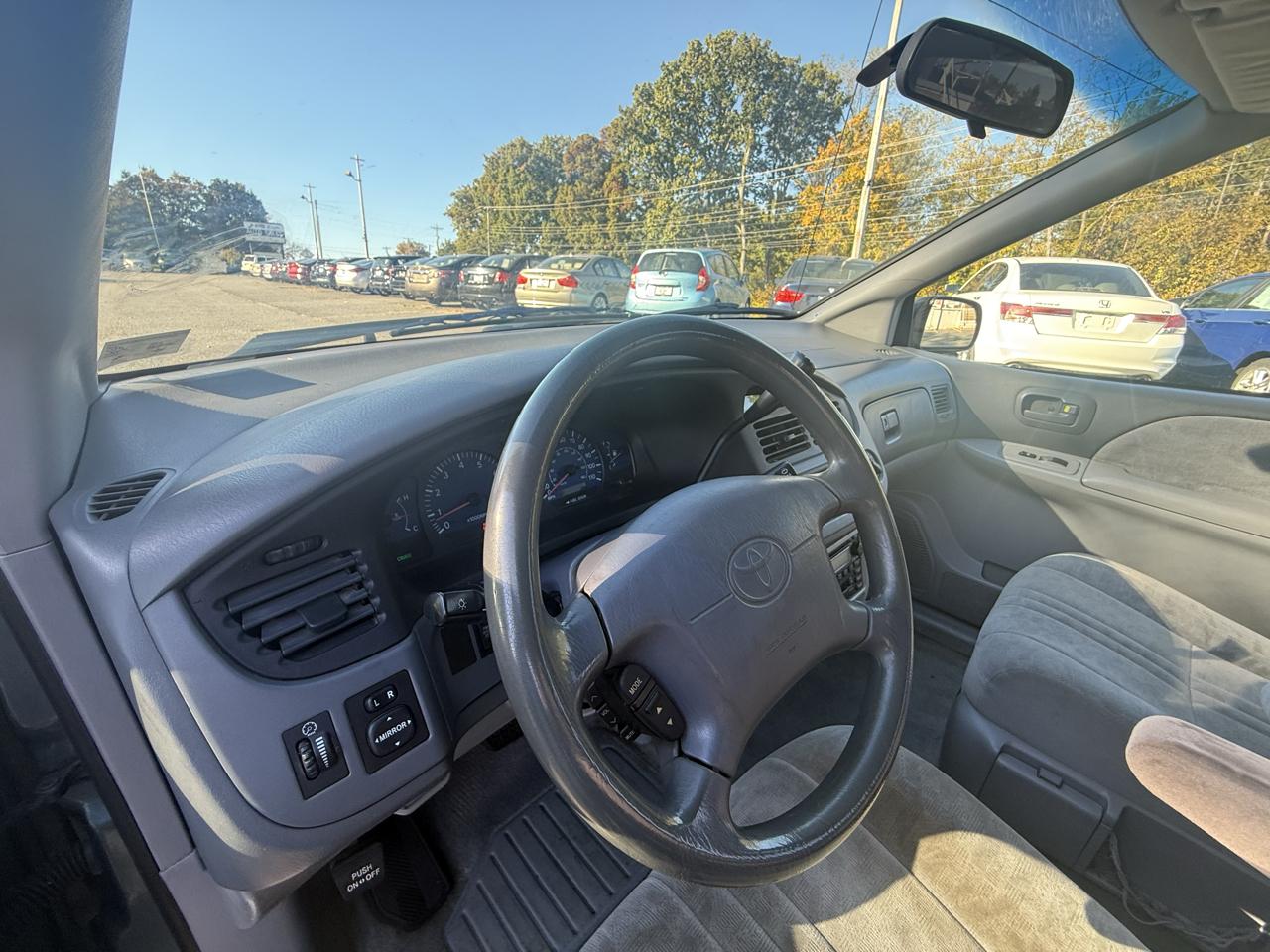 Toyota Sienna LE 2003
