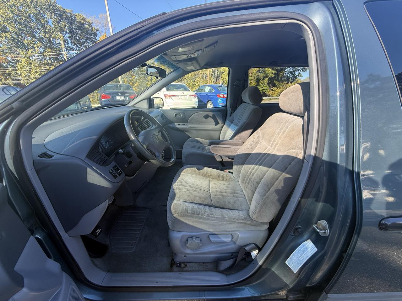 Toyota Sienna LE 2003
