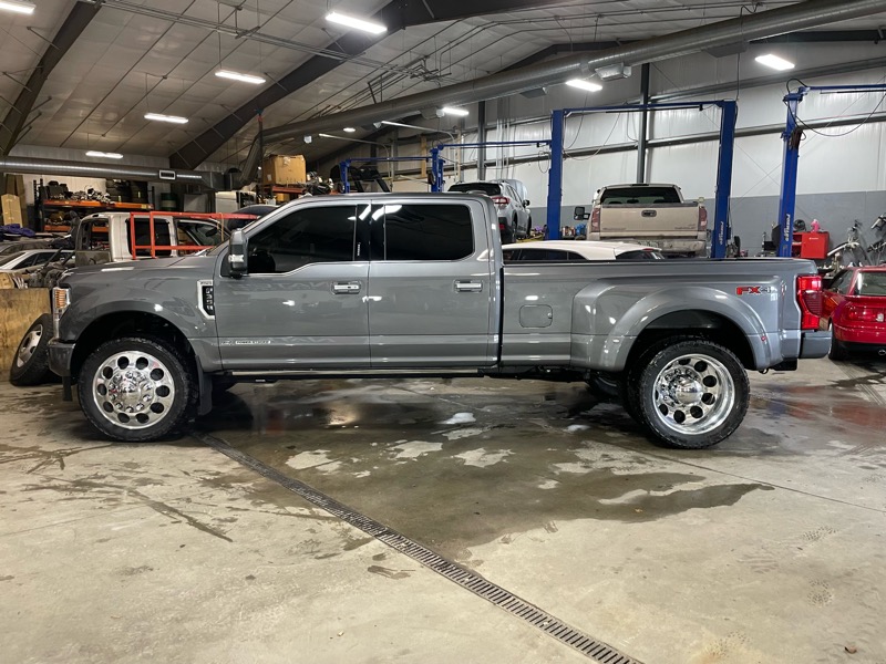 Ford F-350 SD Limited Crew Cab Long Box 4WD DRW 2022