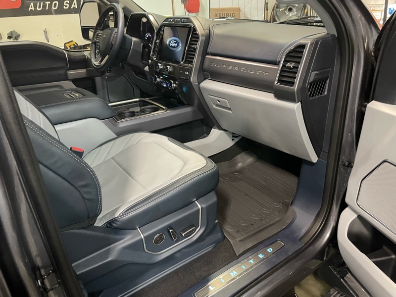 Ford F-350 SD Limited Crew Cab Long Box 4WD DRW 2022