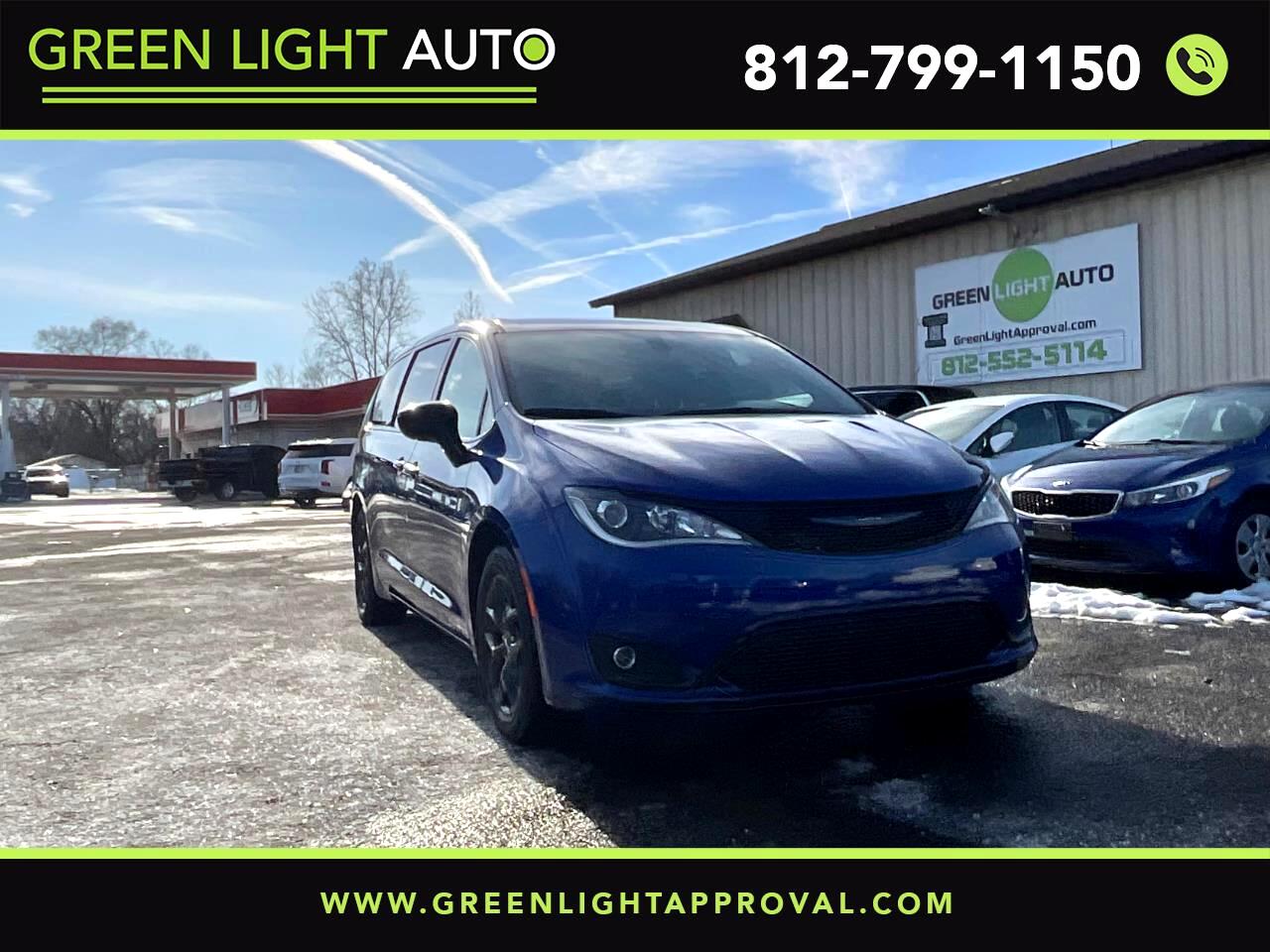 2020 Chrysler Pacifica Touring's photo