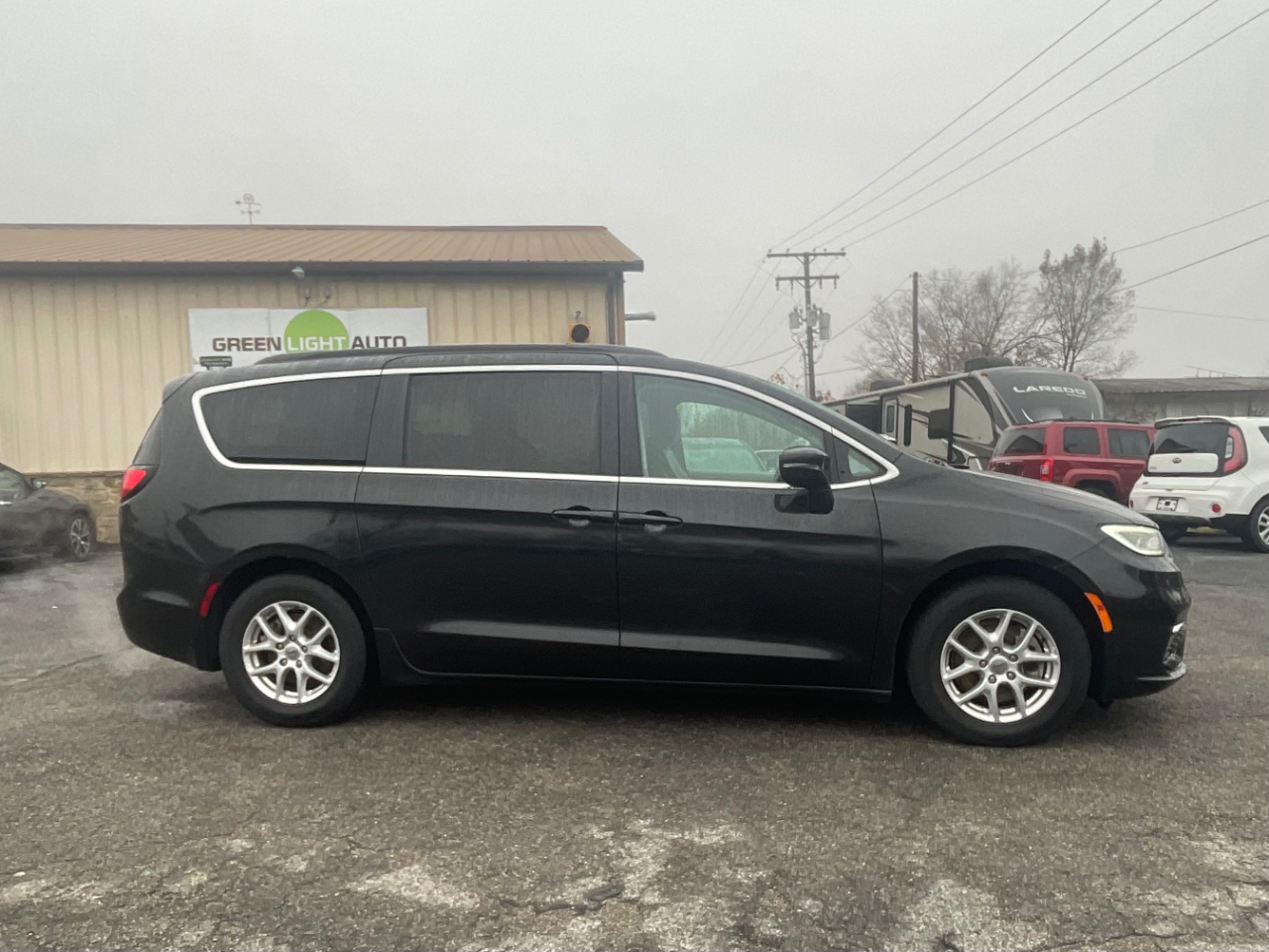 2022 Chrysler Pacifica Touring L photo 2