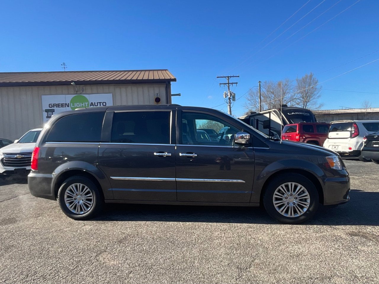 2015 Chrysler Town & Country photo 2