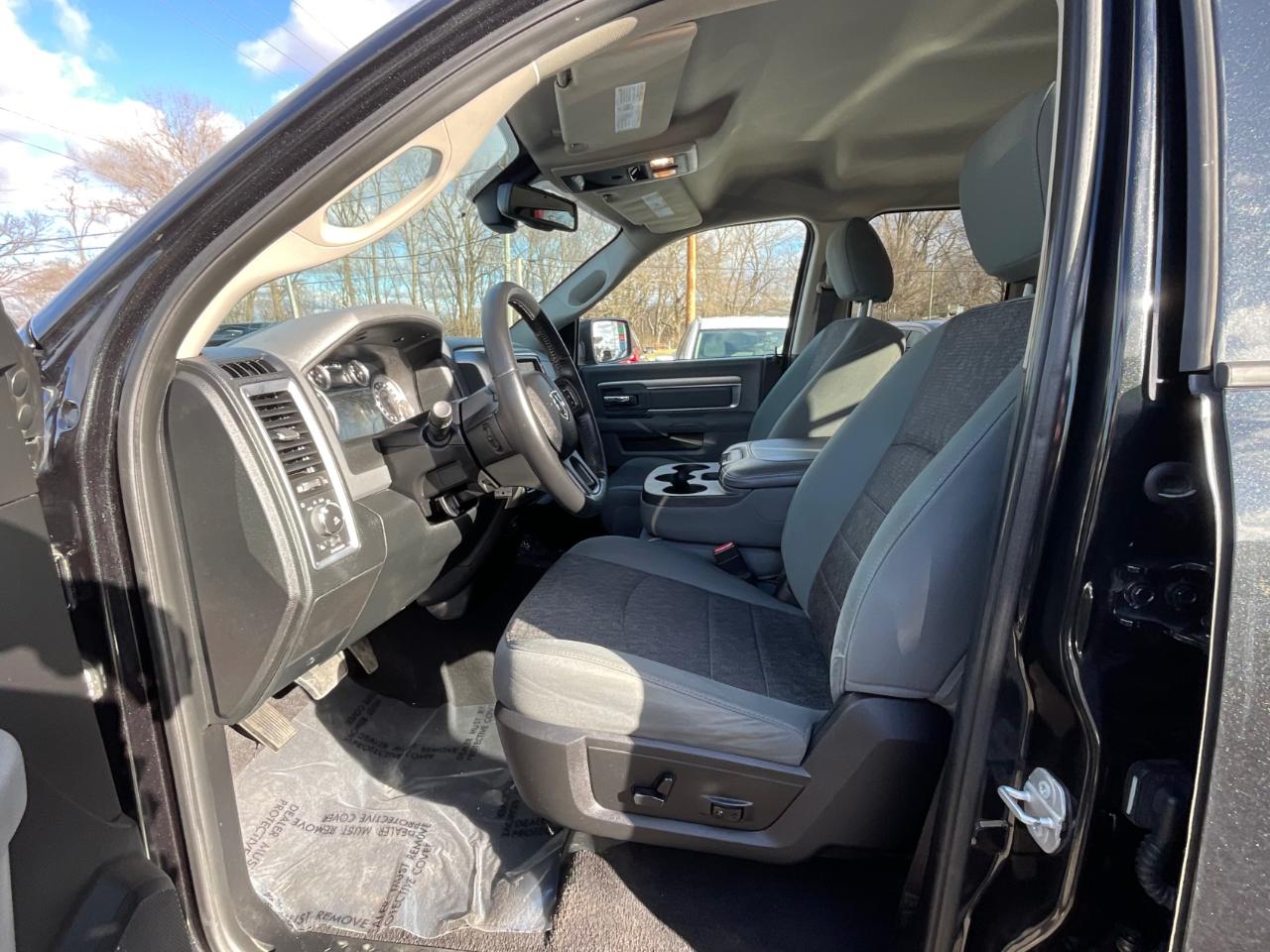 RAM 1500 SLT Quad Cab 4WD 2016