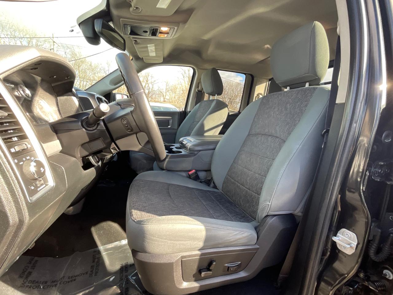 RAM 1500 SLT Quad Cab 4WD 2016