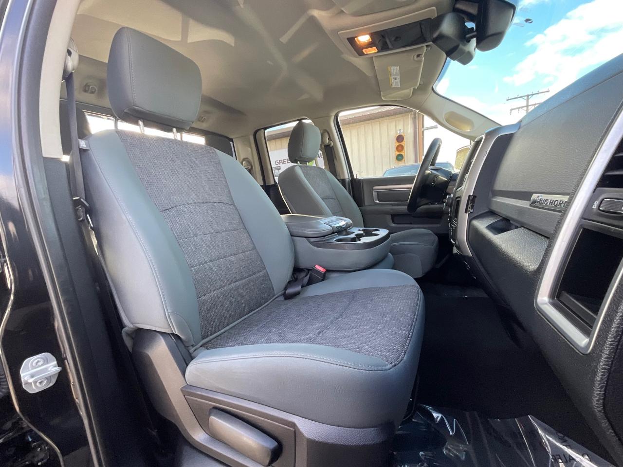 RAM 1500 SLT Quad Cab 4WD 2016