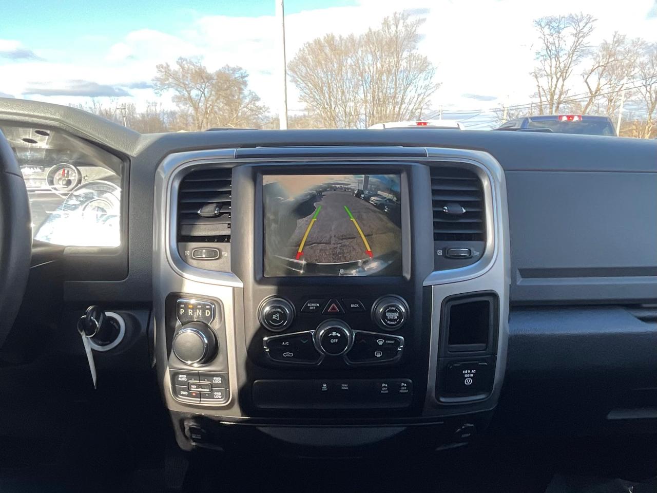 RAM 1500 SLT Quad Cab 4WD 2016