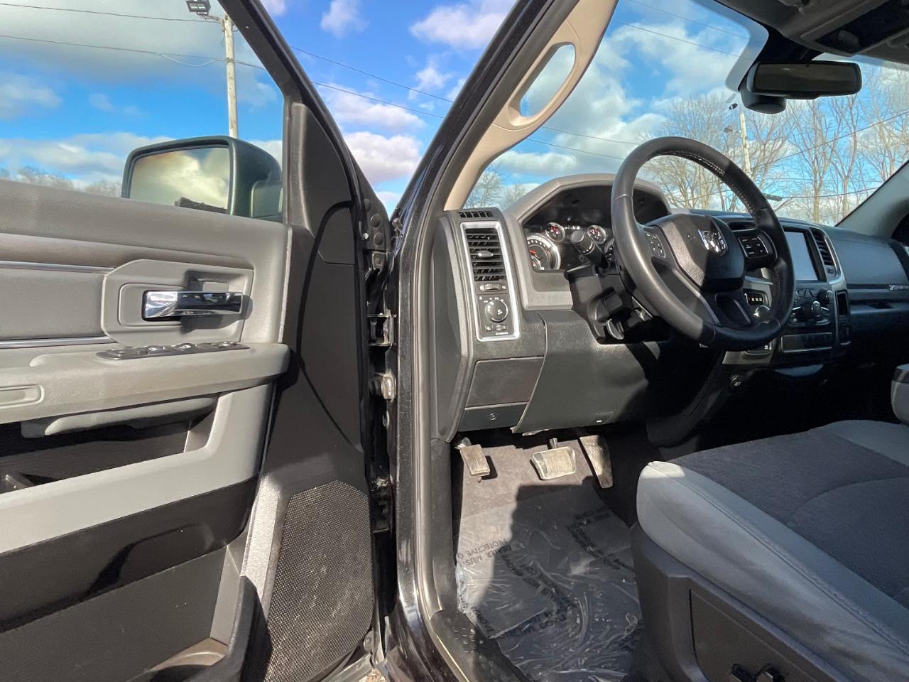 RAM 1500 SLT Quad Cab 4WD 2016