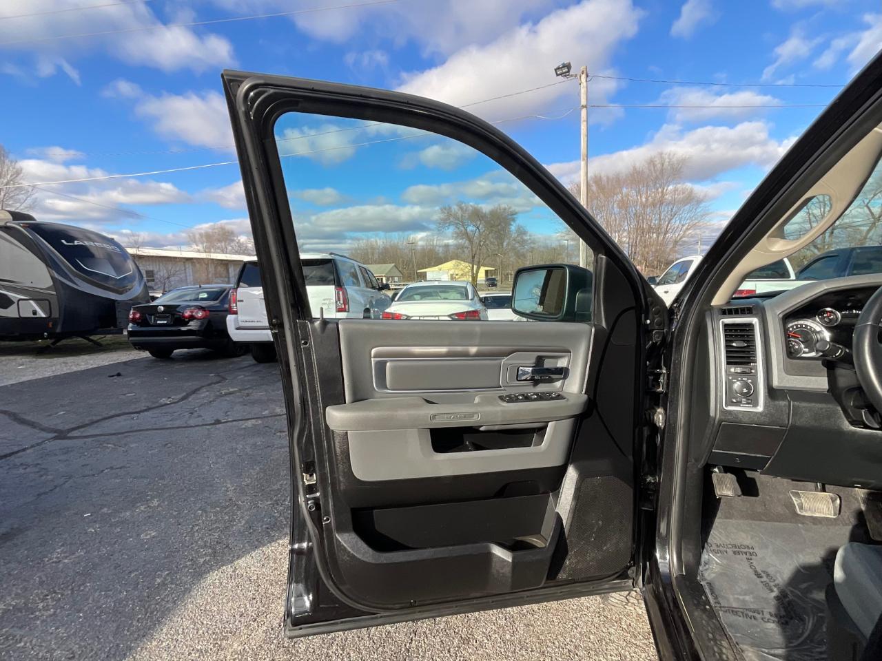 RAM 1500 SLT Quad Cab 4WD 2016