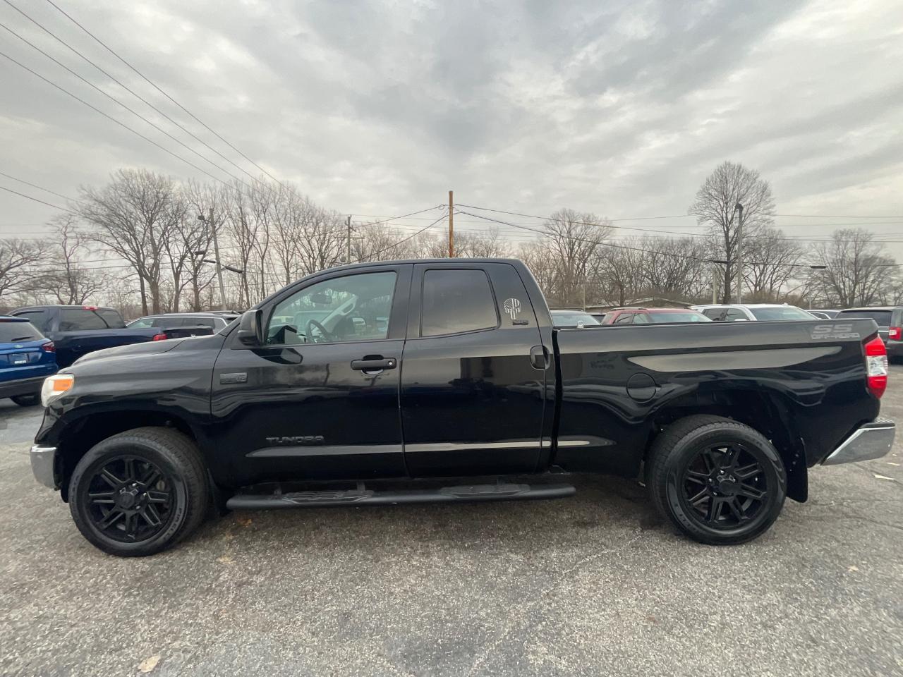 Toyota Tundra SR5 5.7L V8 FFV Double Cab 4WD 2017