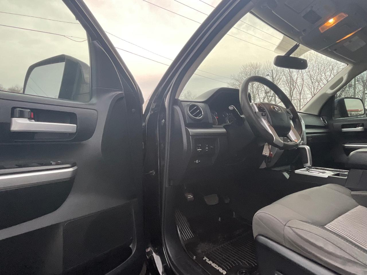 Toyota Tundra SR5 5.7L V8 FFV Double Cab 4WD 2017