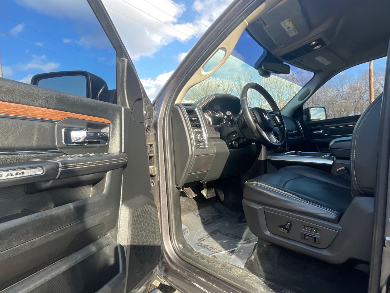 RAM 1500 Laramie Crew Cab SWB 4WD 2016