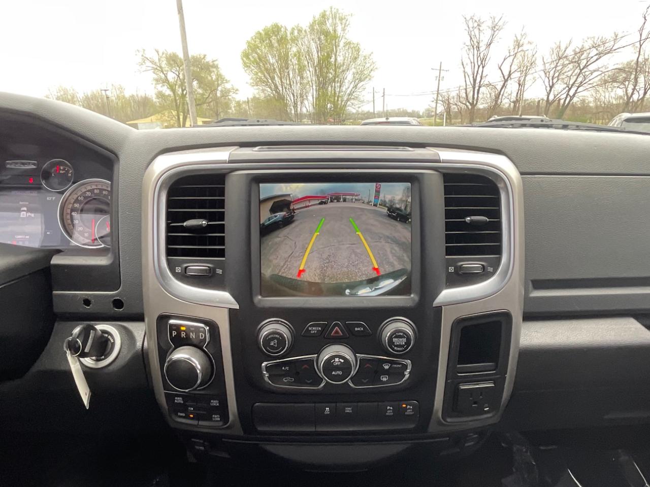 RAM 1500 SLT Crew Cab SWB 4WD 2017