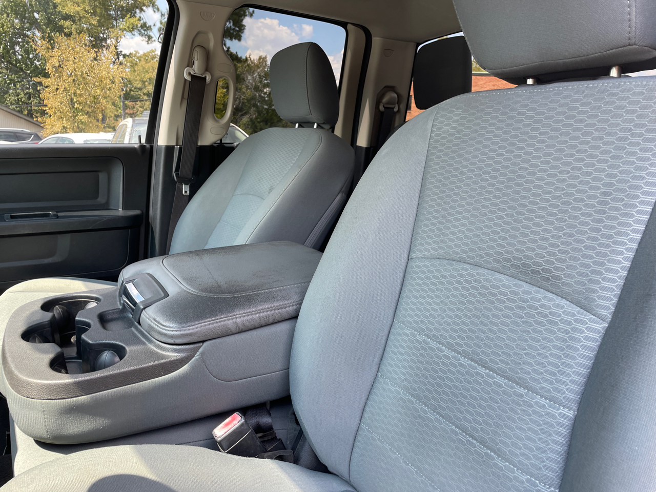 RAM 1500 4WD Quad Cab 140.5" Express 2016 RAM 1500 4WD Quad Cab 140.5" Express 2016