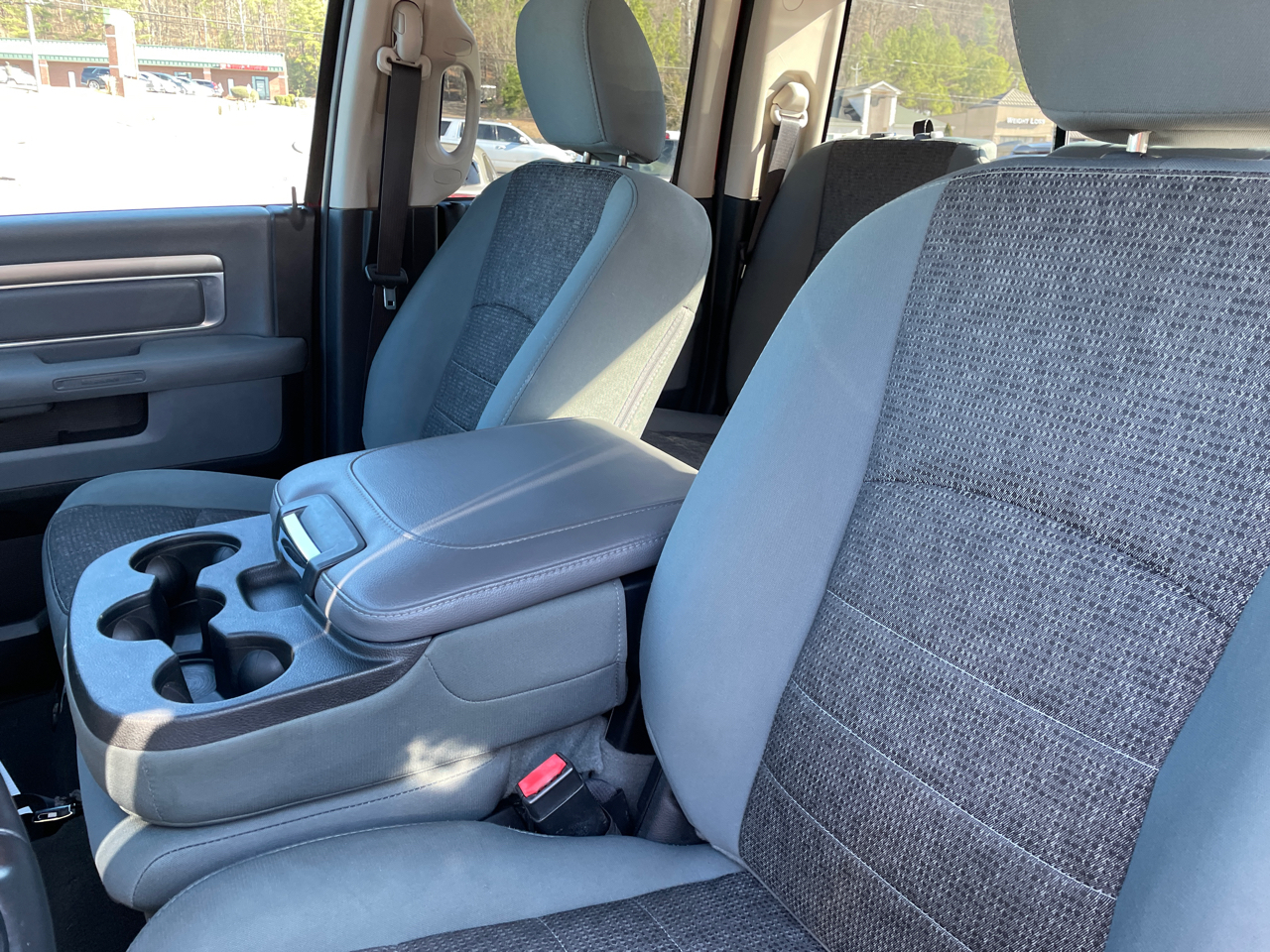 RAM 1500 4WD Quad Cab 140.5" SLT 2016