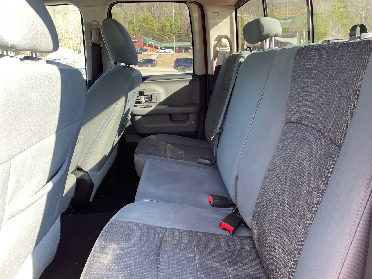 RAM 1500 4WD Quad Cab 140.5" SLT 2016