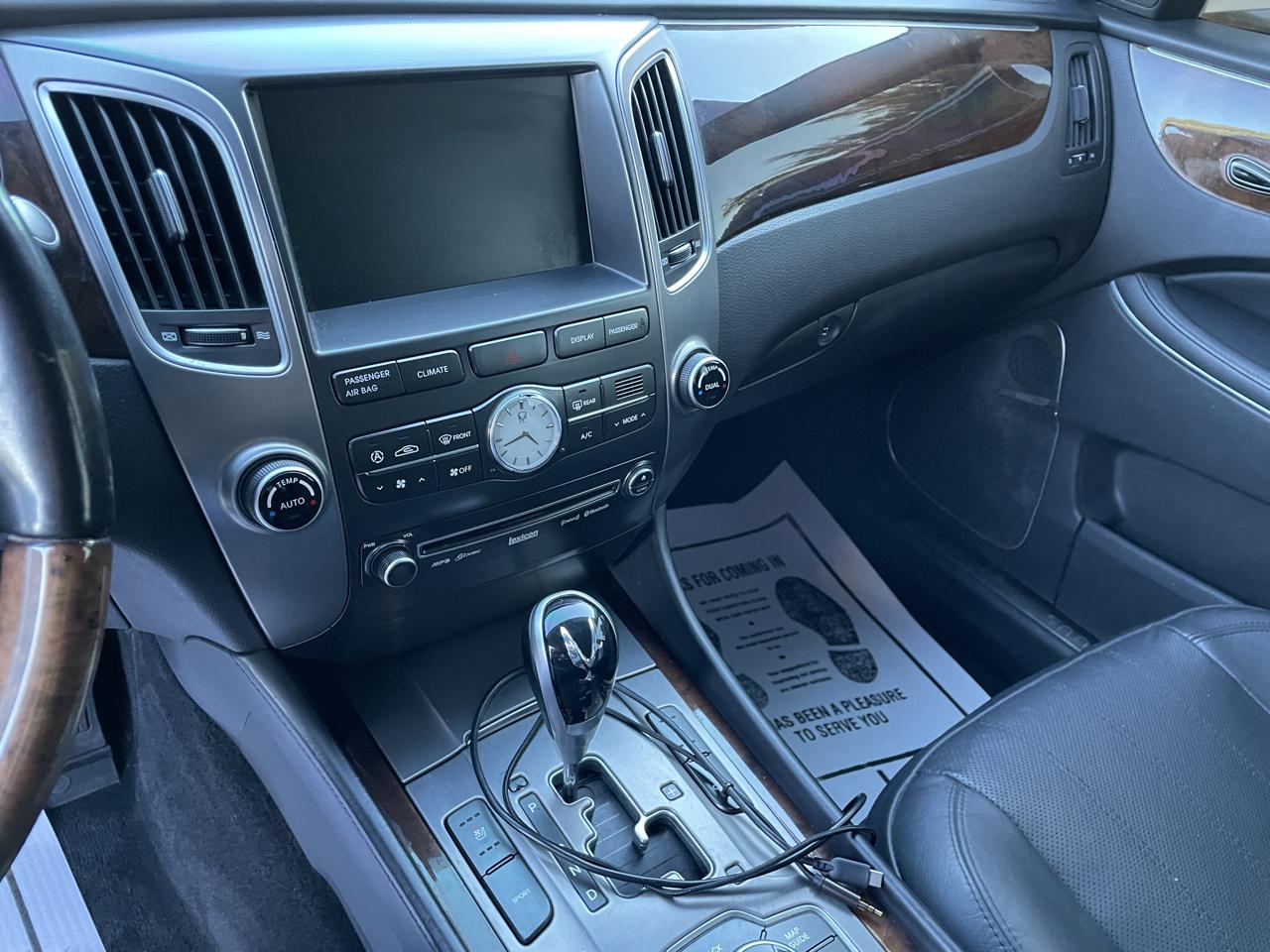 Hyundai Equus 4dr Sdn Signature 2012