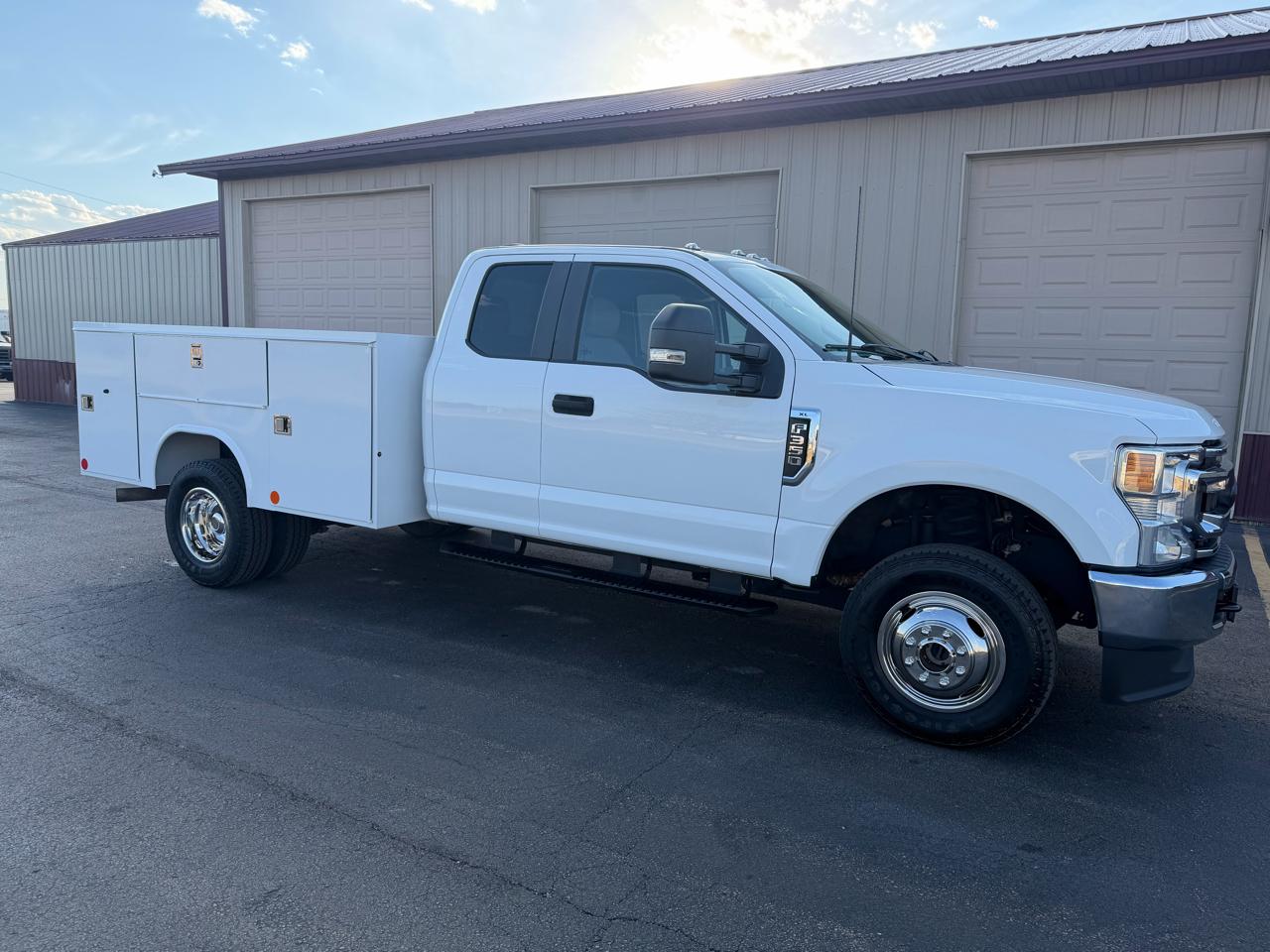 Ford F-350 SD XL SuperCab Long Bed 4WD DRW 2022