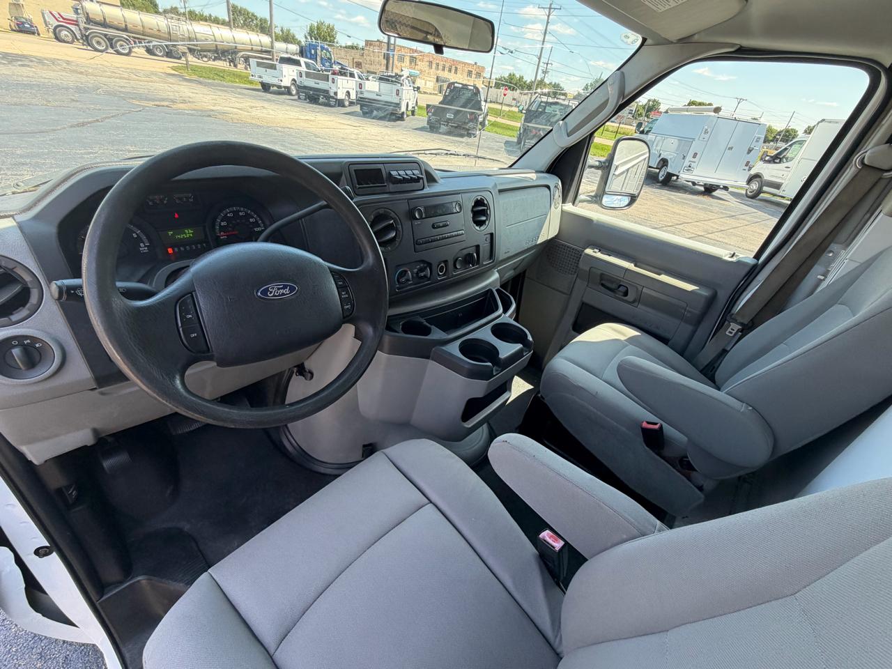 Ford Econoline E-350 Super Duty 2010