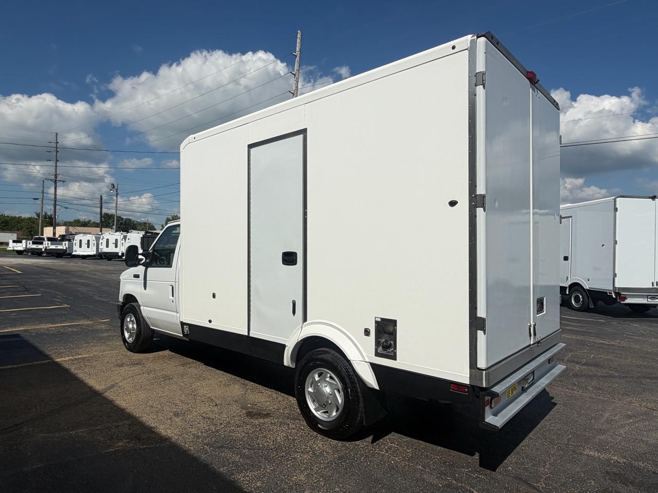 Ford Econoline E-350 Super Duty 2023