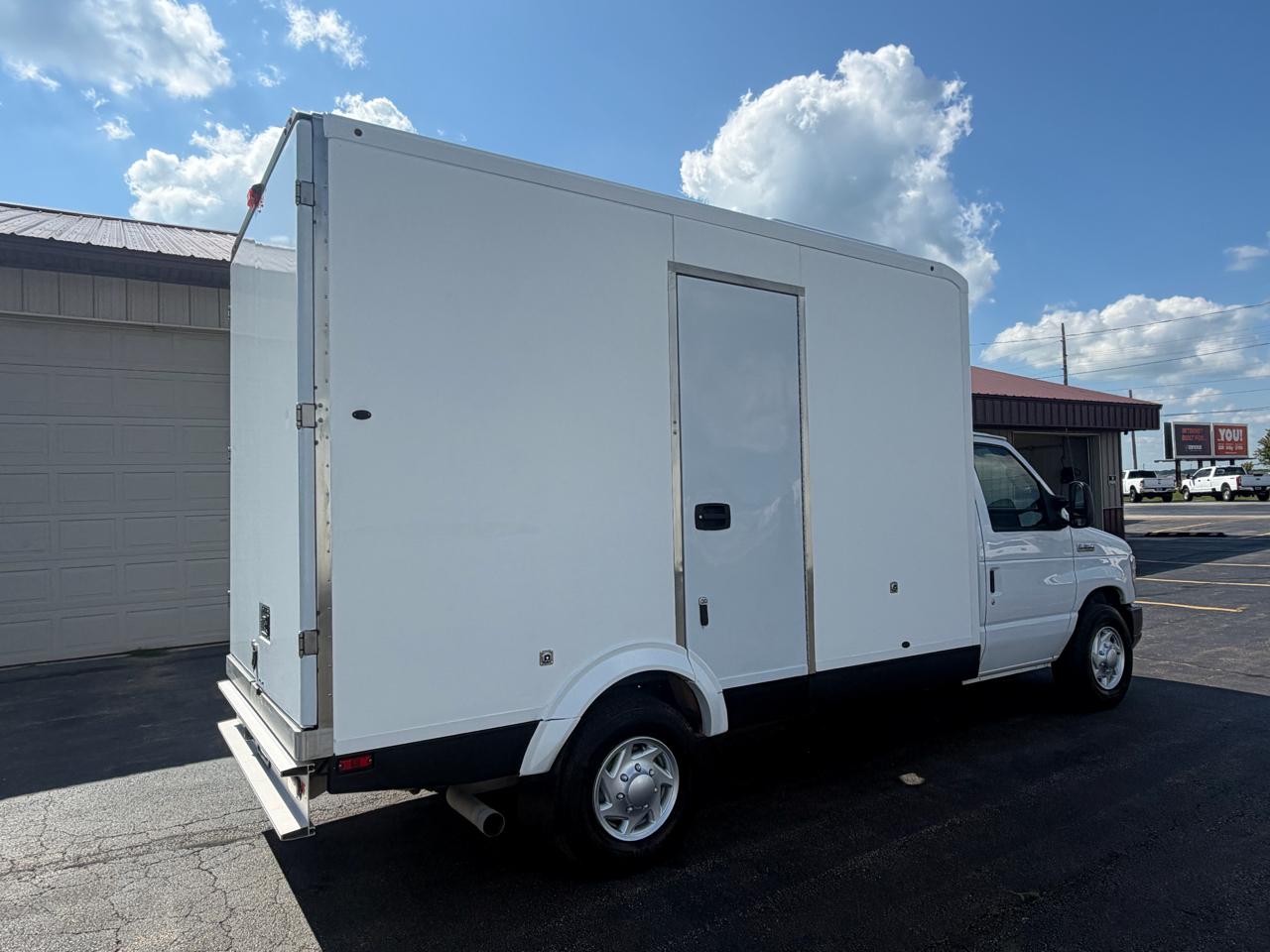 Ford Econoline E-350 Super Duty 2023