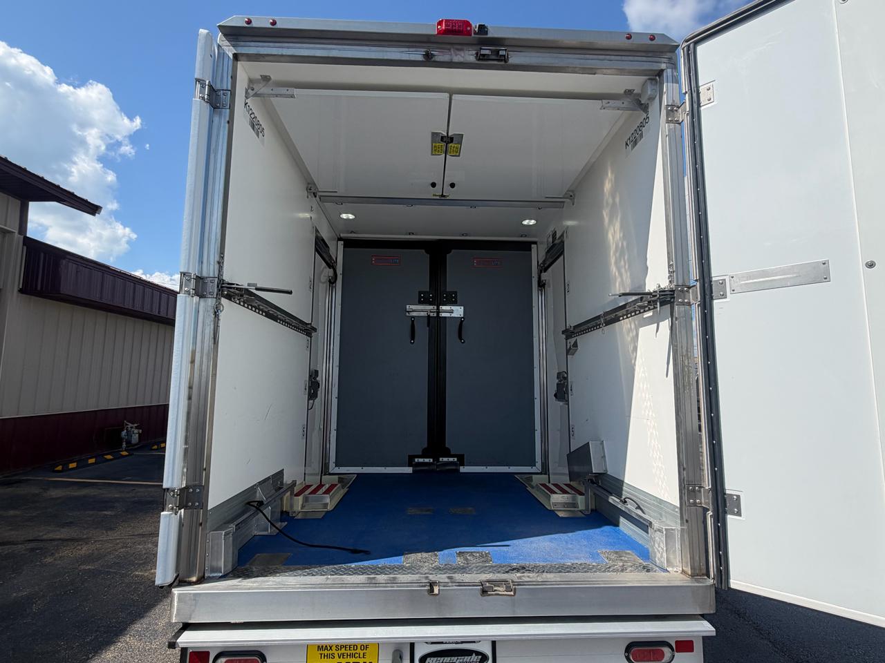 Ford Econoline E-350 Super Duty 2023
