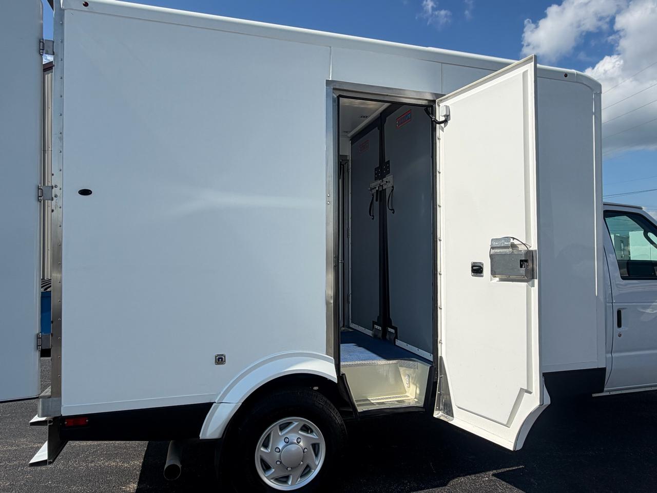 Ford Econoline E-350 Super Duty 2023