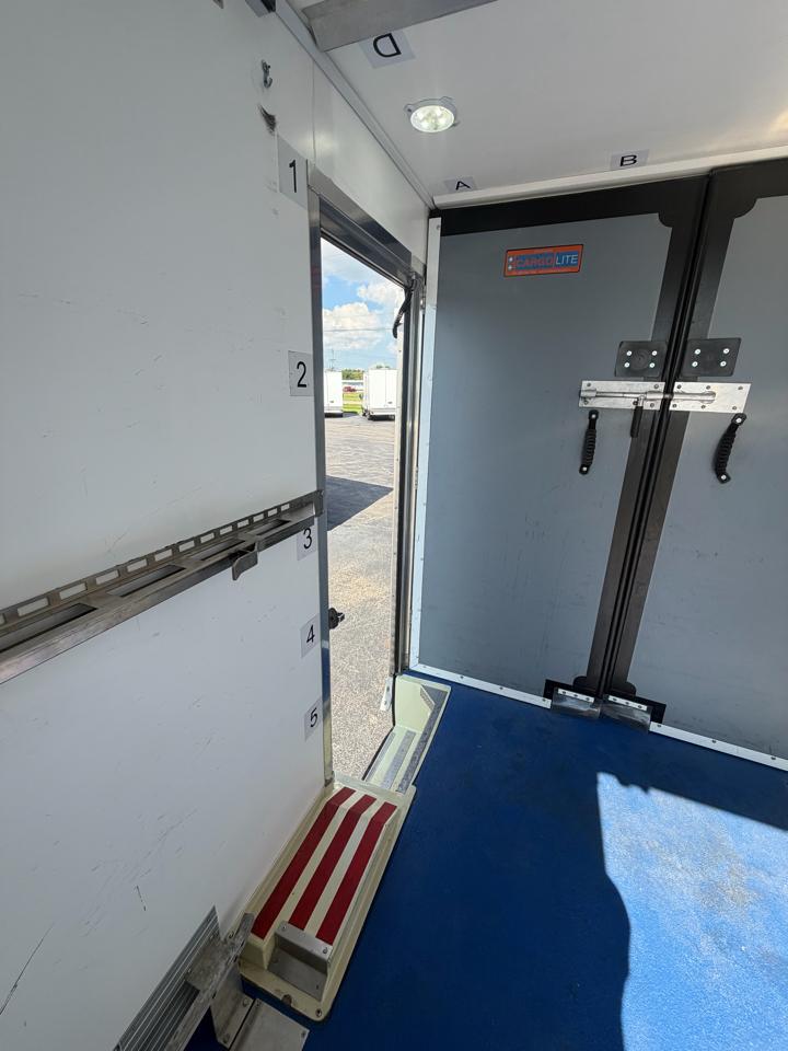 Ford Econoline E-350 Super Duty 2023