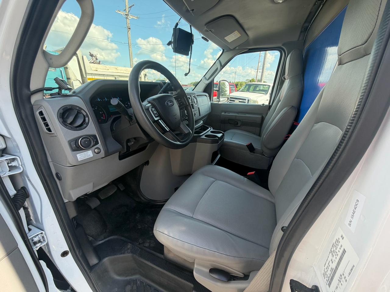 Ford Econoline E-350 Super Duty 2023