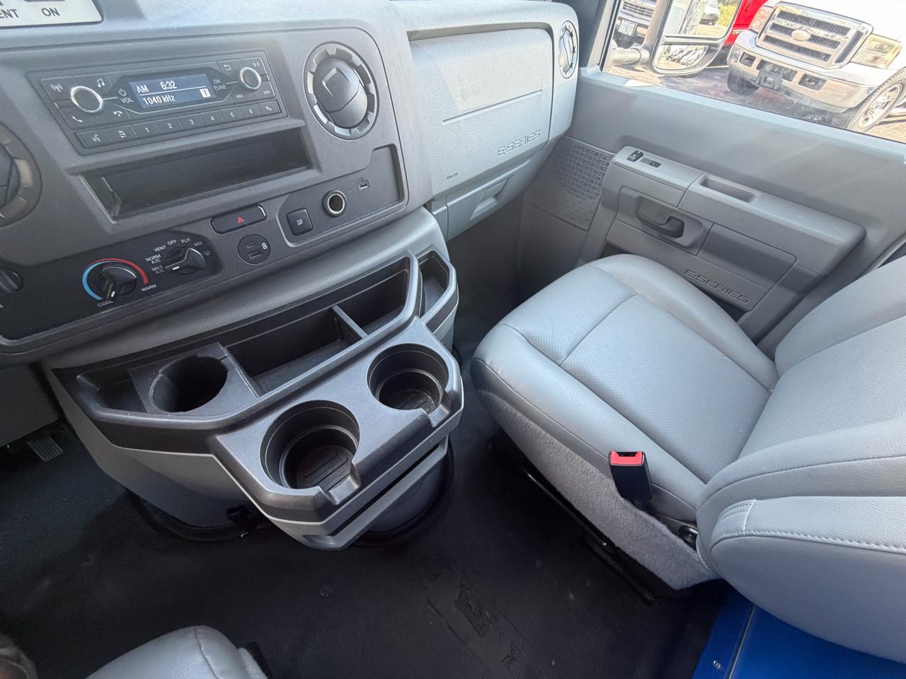 Ford Econoline E-350 Super Duty 2023