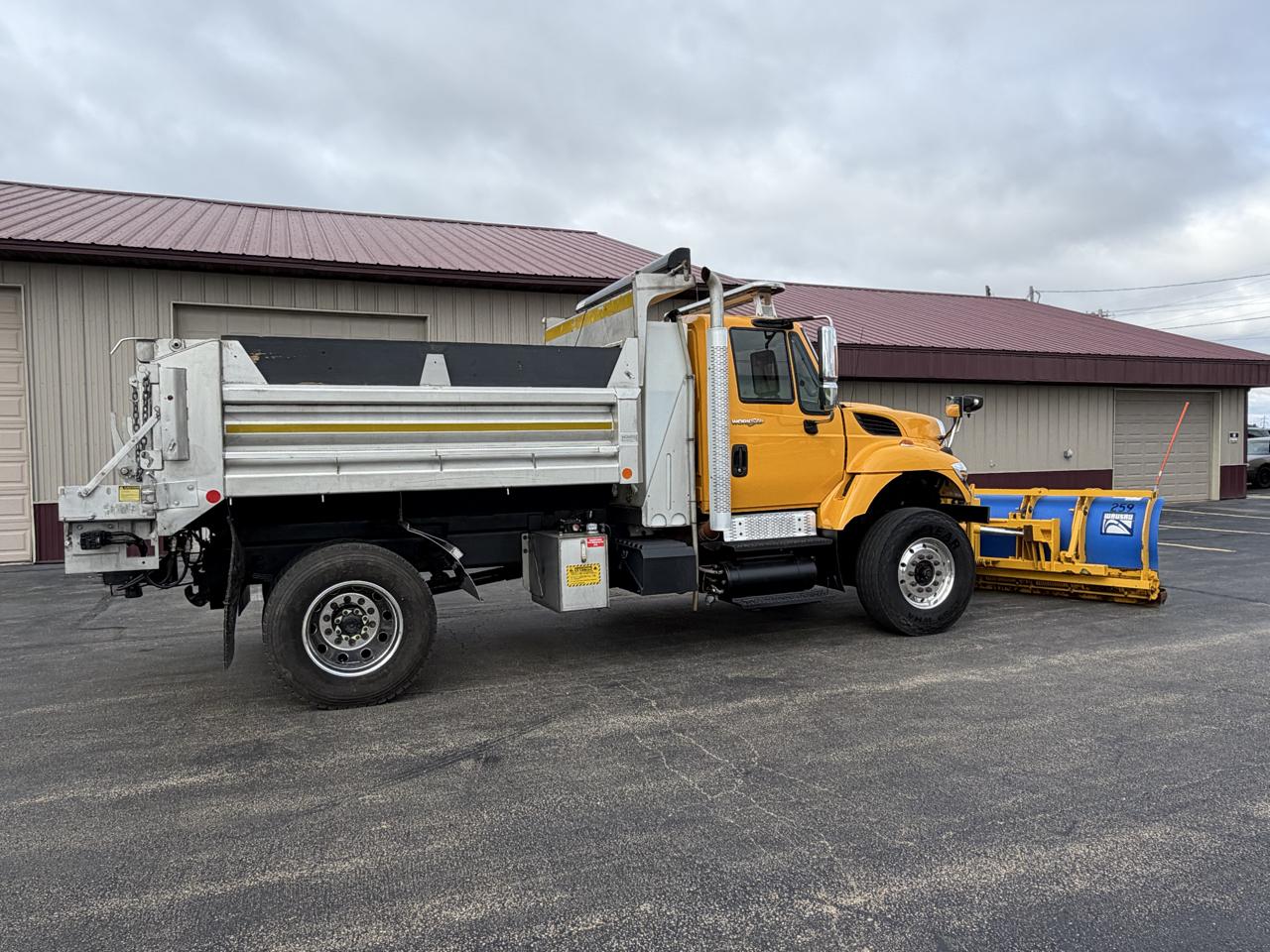 International 7400  2013