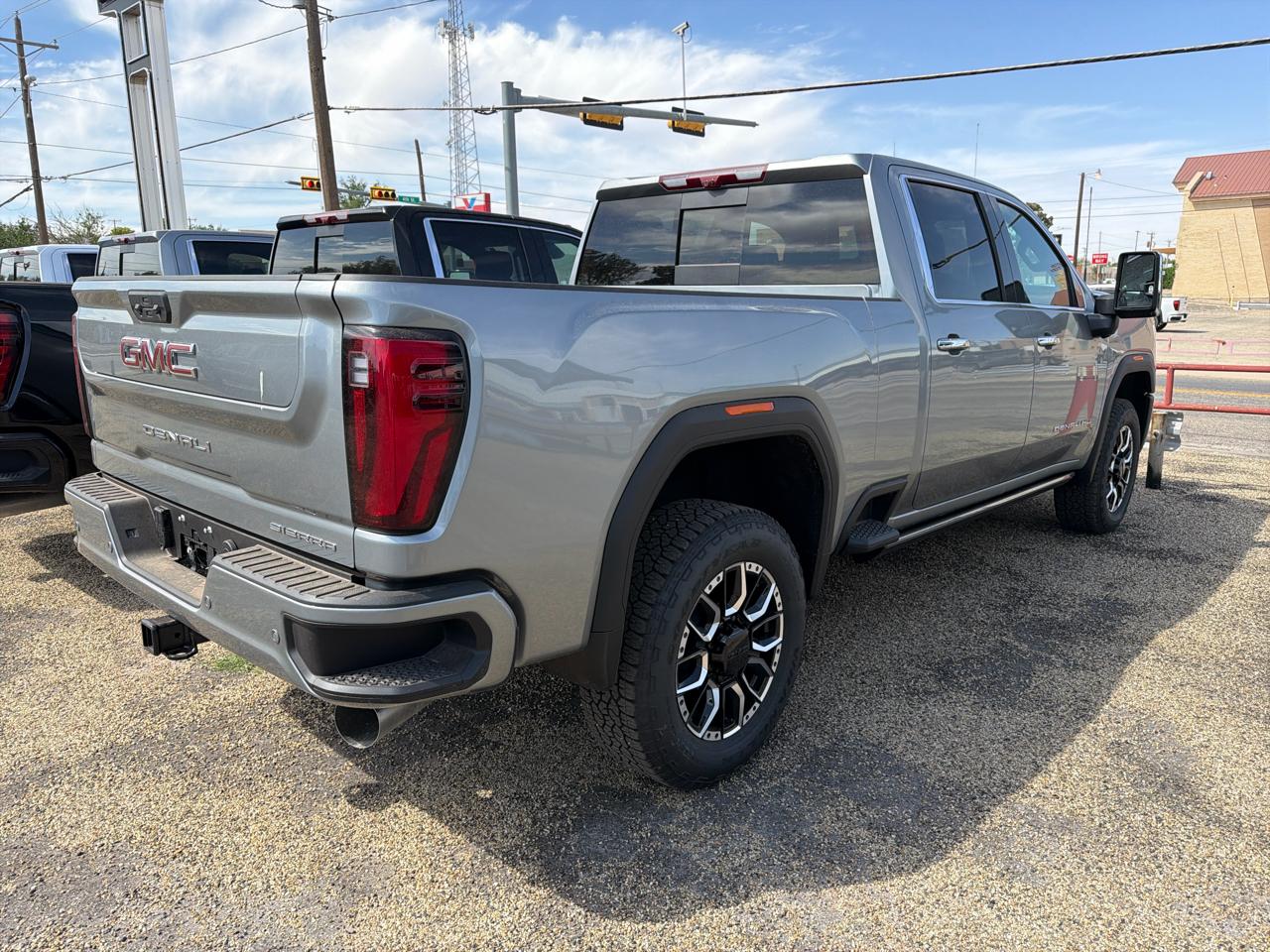 GMC Sierra 2500HD Denali Crew Cab 4WD SB 2026