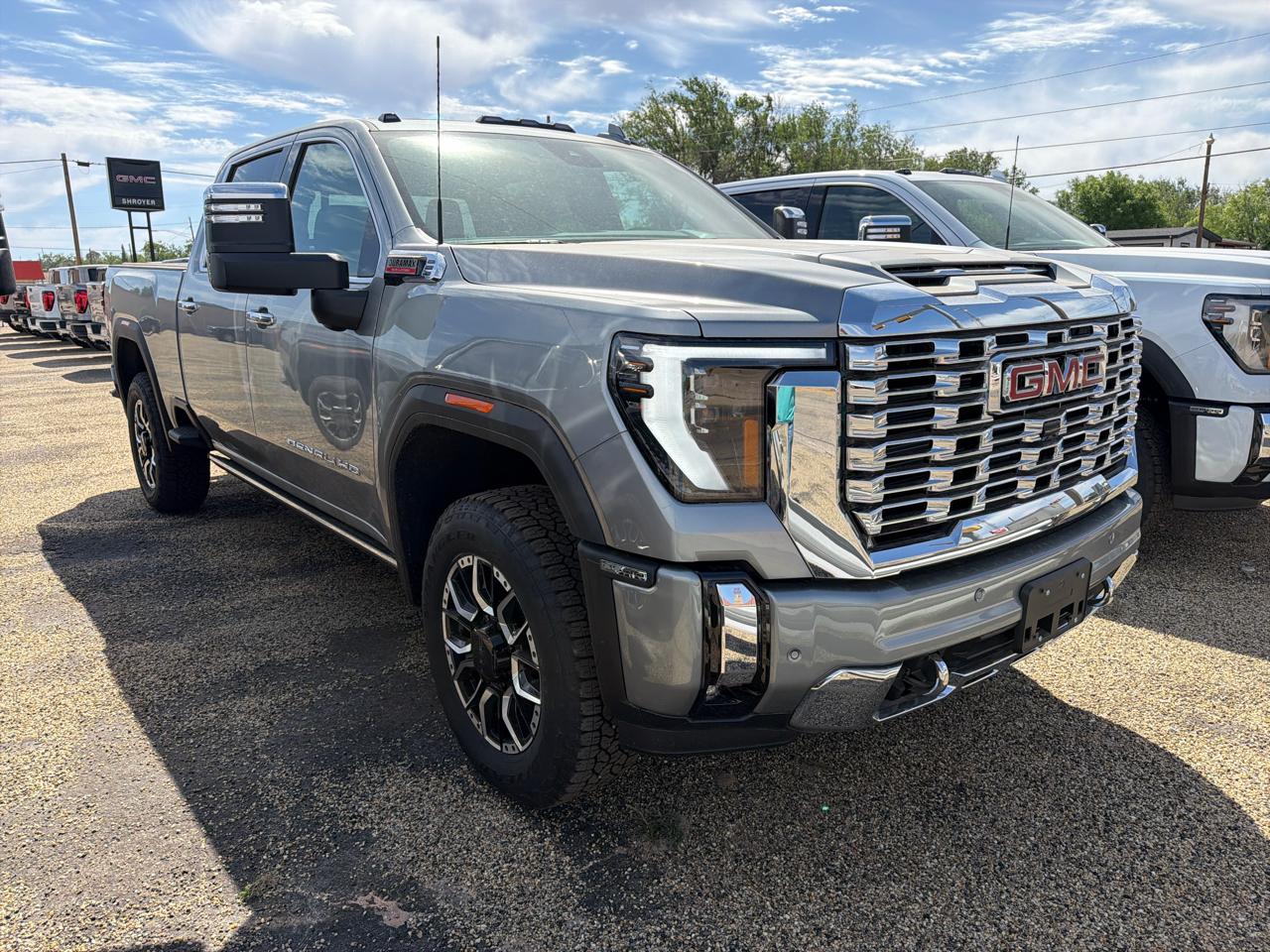 GMC Sierra 2500HD Denali Crew Cab 4WD SB 2026