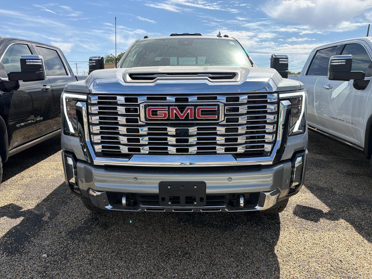 GMC Sierra 2500HD Denali Crew Cab 4WD SB 2026