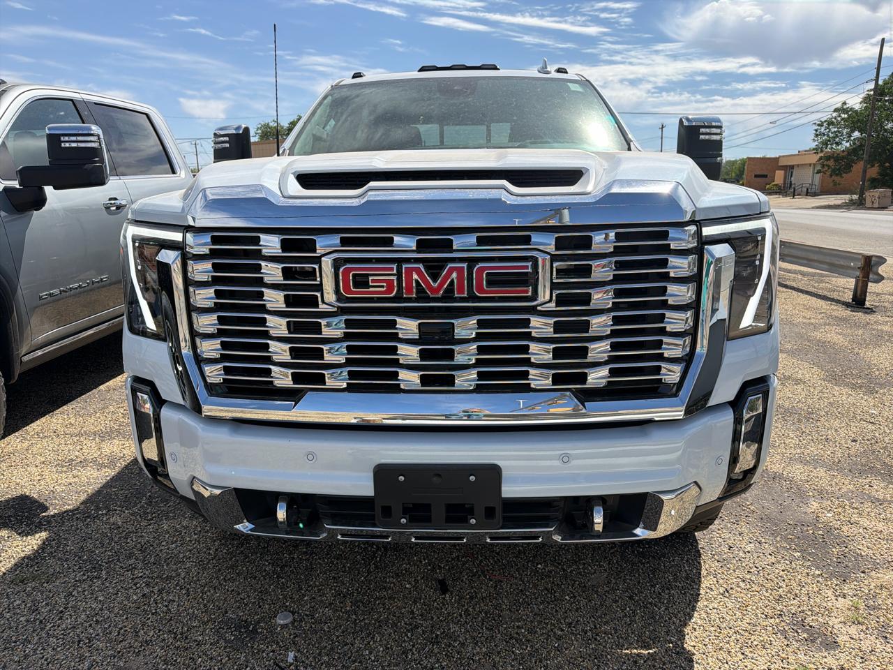 GMC Sierra 2500HD Denali Crew Cab 4WD SB 2026