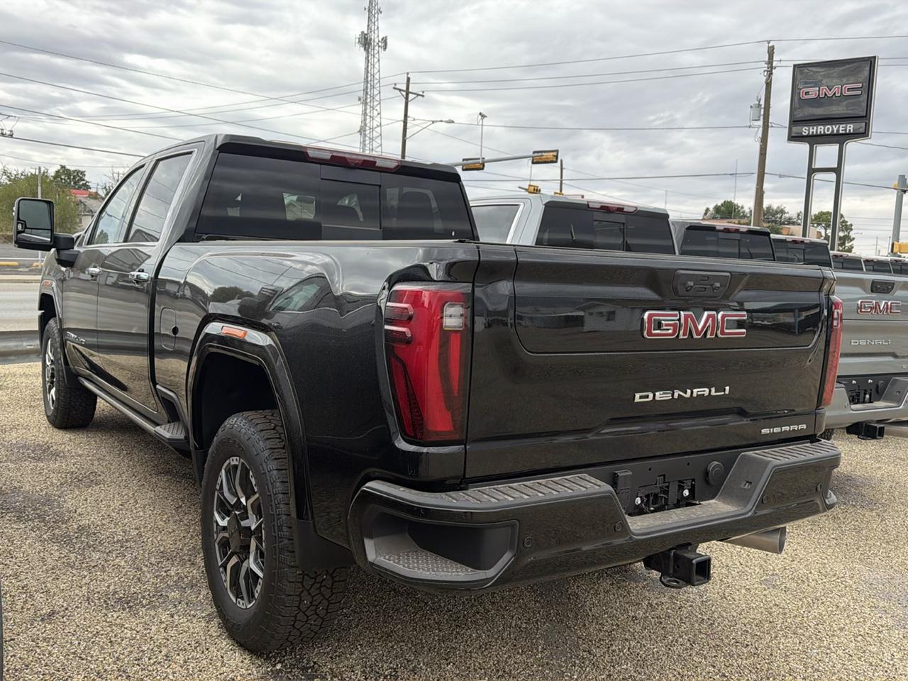 GMC Sierra 2500HD Denali Crew Cab 4WD SB 2026