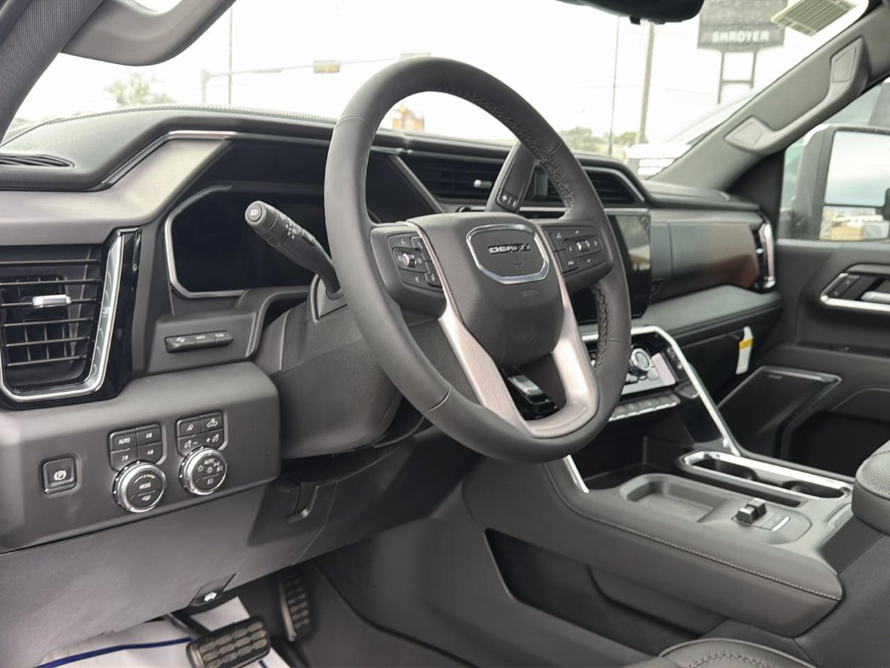 GMC Sierra 2500HD Denali Crew Cab 4WD SB 2026