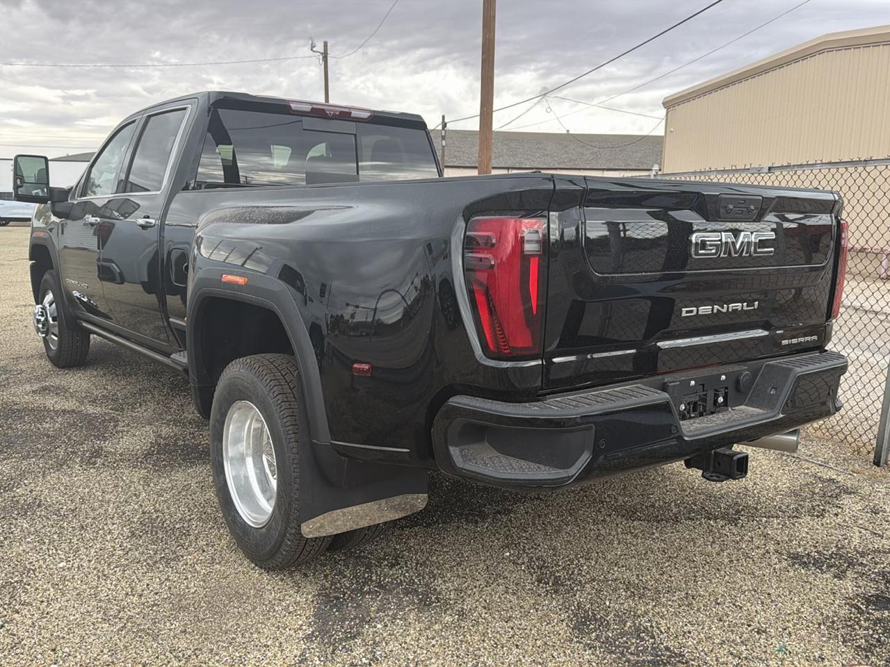GMC Sierra 3500HD Denali Ultimate Crew Cab 4WD 2026