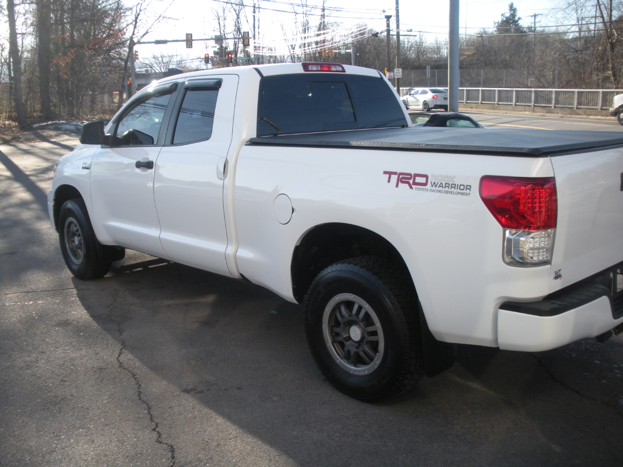 Toyota Tundra Tundra-Grade 5.7L Double Cab 4WD 2011