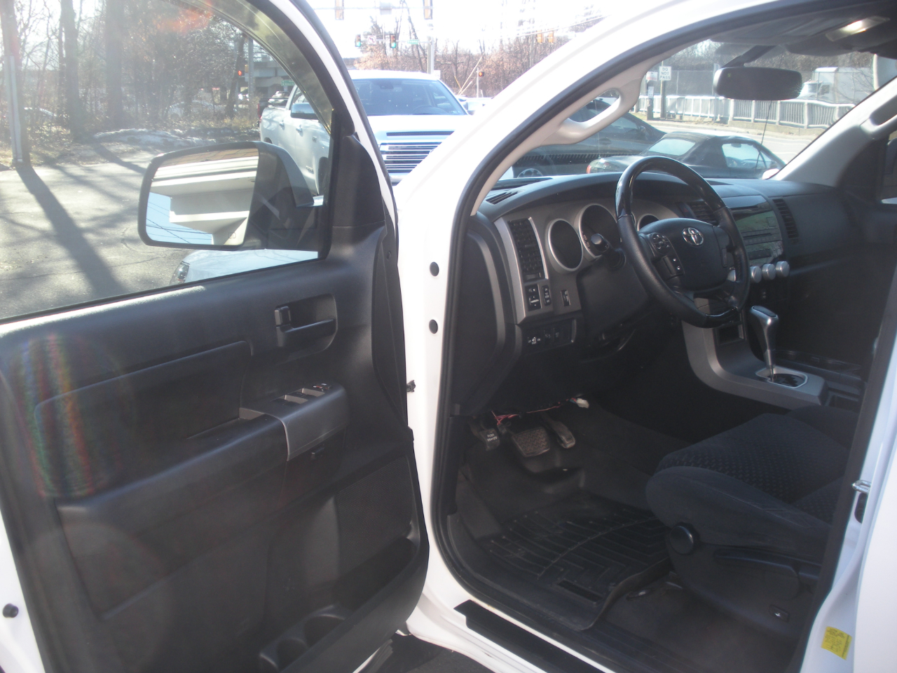 Toyota Tundra Tundra-Grade 5.7L Double Cab 4WD 2011