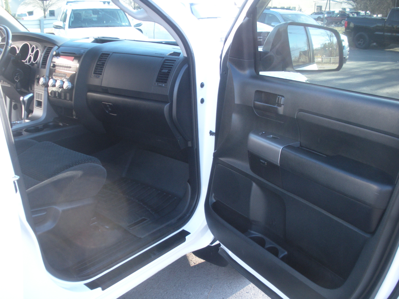 Toyota Tundra Tundra-Grade 5.7L Double Cab 4WD 2011