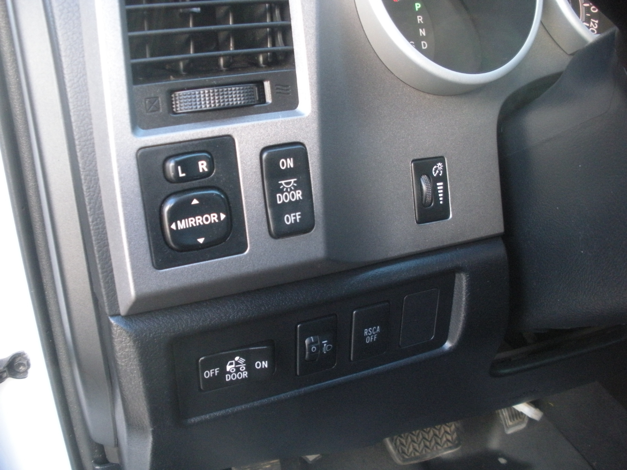 Toyota Tundra Tundra-Grade 5.7L Double Cab 4WD 2011