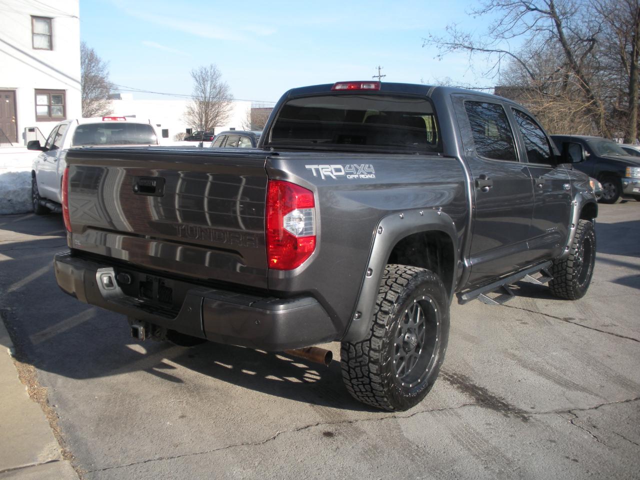 Toyota Tundra SR5 5.7L V8 CrewMax 4WD 2017
