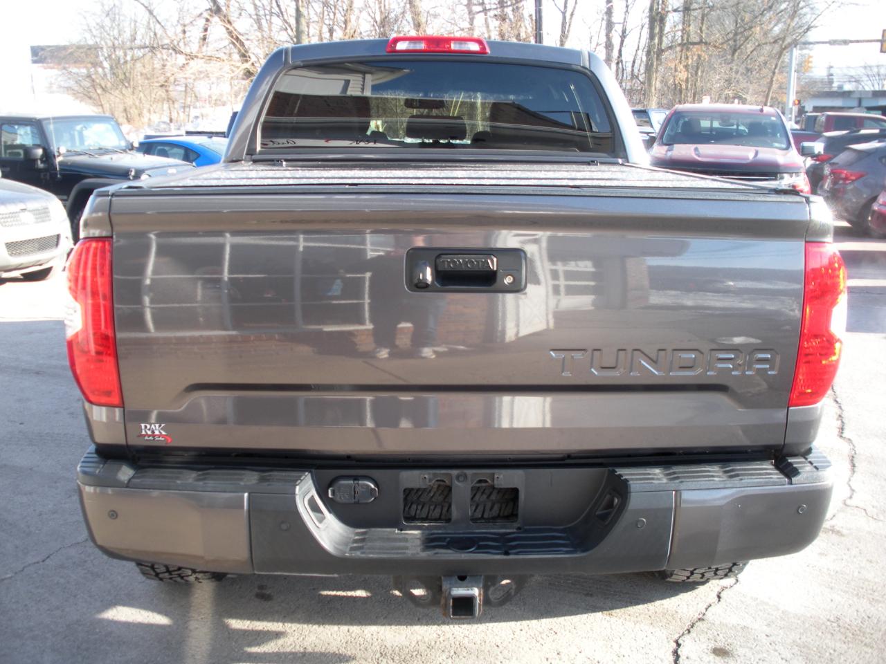 Toyota Tundra SR5 5.7L V8 CrewMax 4WD 2017