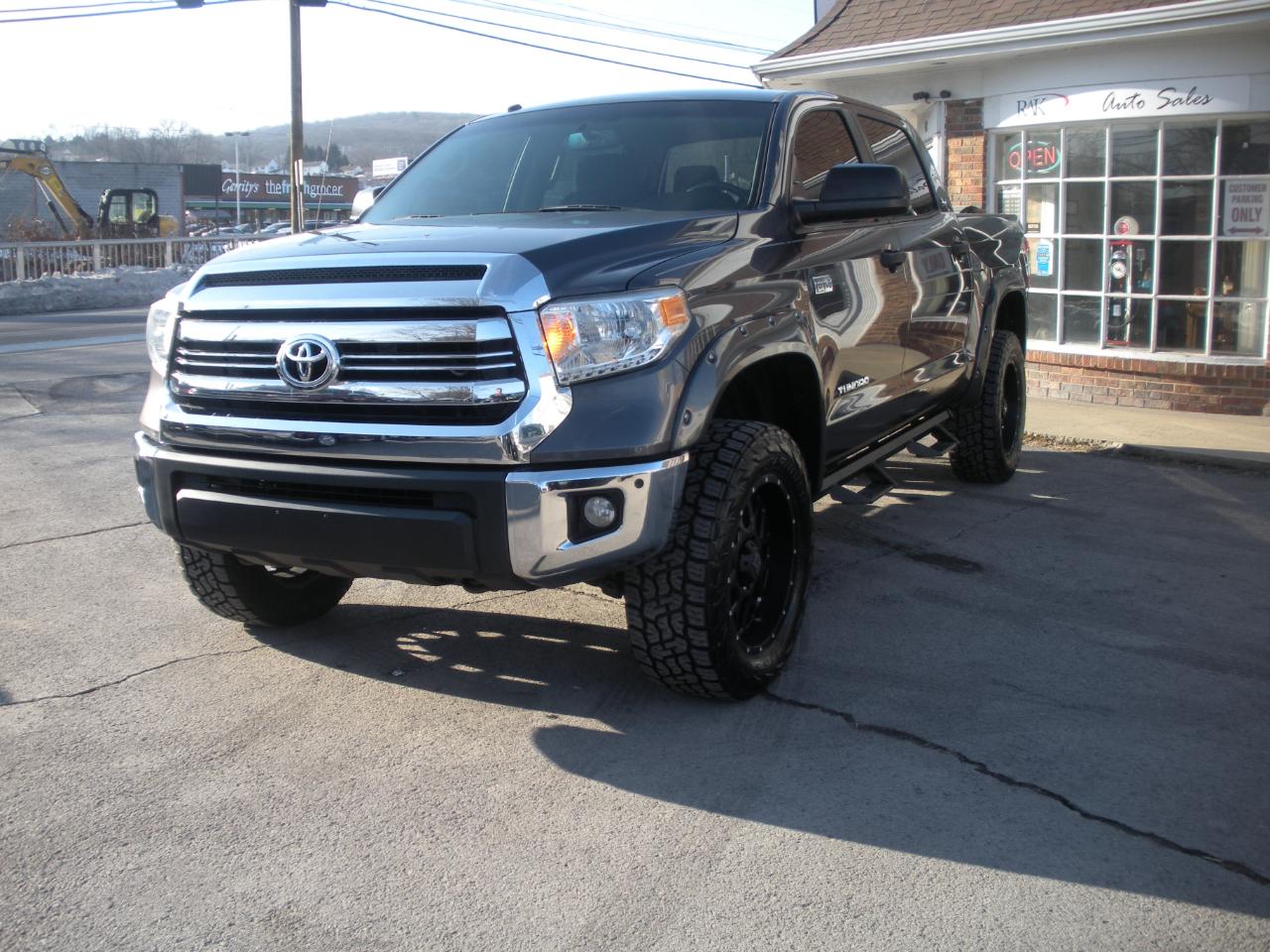 Toyota Tundra SR5 5.7L V8 CrewMax 4WD 2017