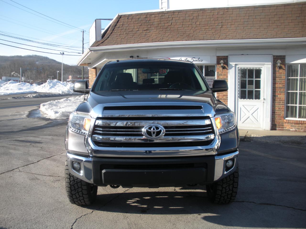 Toyota Tundra SR5 5.7L V8 CrewMax 4WD 2017