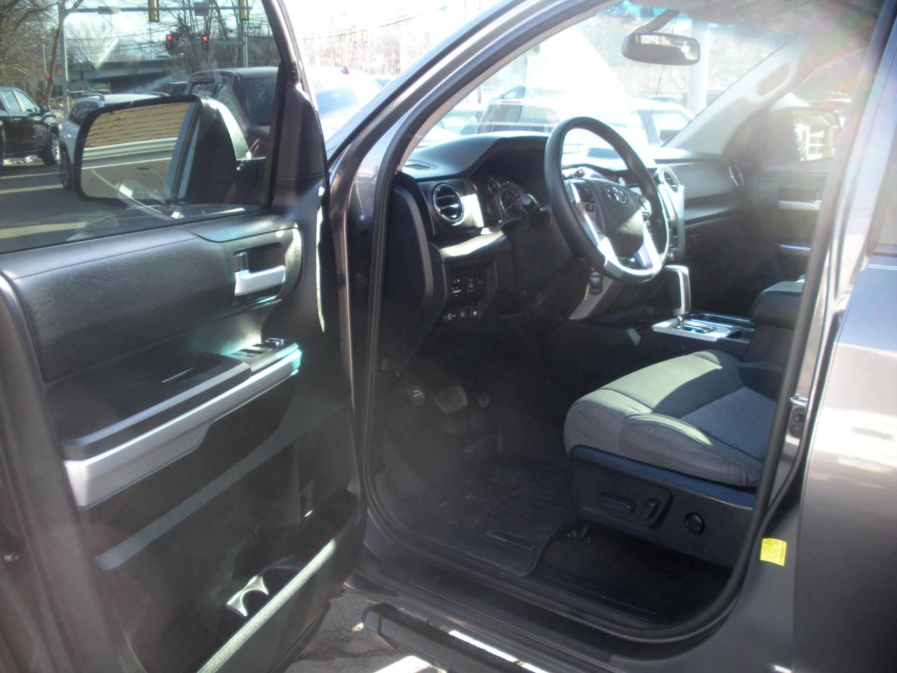 Toyota Tundra SR5 5.7L V8 CrewMax 4WD 2017