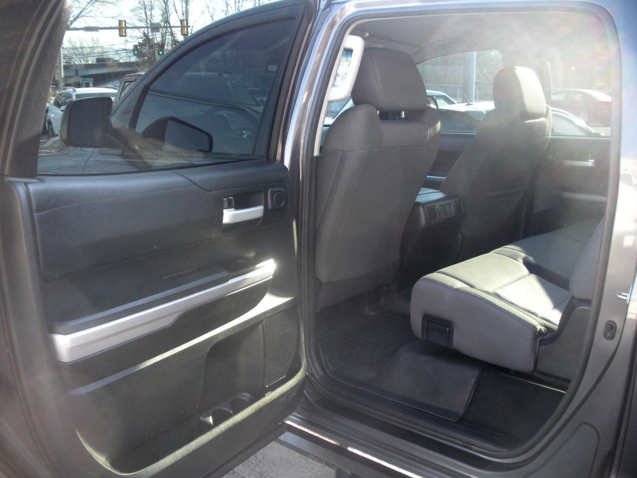 Toyota Tundra SR5 5.7L V8 CrewMax 4WD 2017